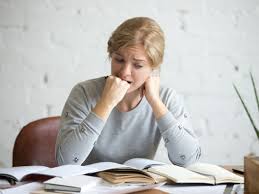 Há uma verdade profunda e, ao mesmo tempo, desconfortável no evangelho de hoje. Jesus denuncia uma prática que, infelizmente, é comum na vida de muitos de nós, especialmente na nossa busca por saúde mental: a perigosa tendência de tornar os pequenos problemas gigantescos, de modo a não ver os problemas realmente importantes. É como se, para evitar enfrentar o oceano de nossas maiores inquietações, o medo de não ser suficiente, o vazio existencial, o luto por uma perda, nós nos agarrássemos a pequenos "grãos de areia" com uma intensidade desproporcional. A gente se dedica a discutir, debater e analisar cada detalhe insignificante, enquanto a nossa vida real, com suas dores e suas alegrias, fica à margem.